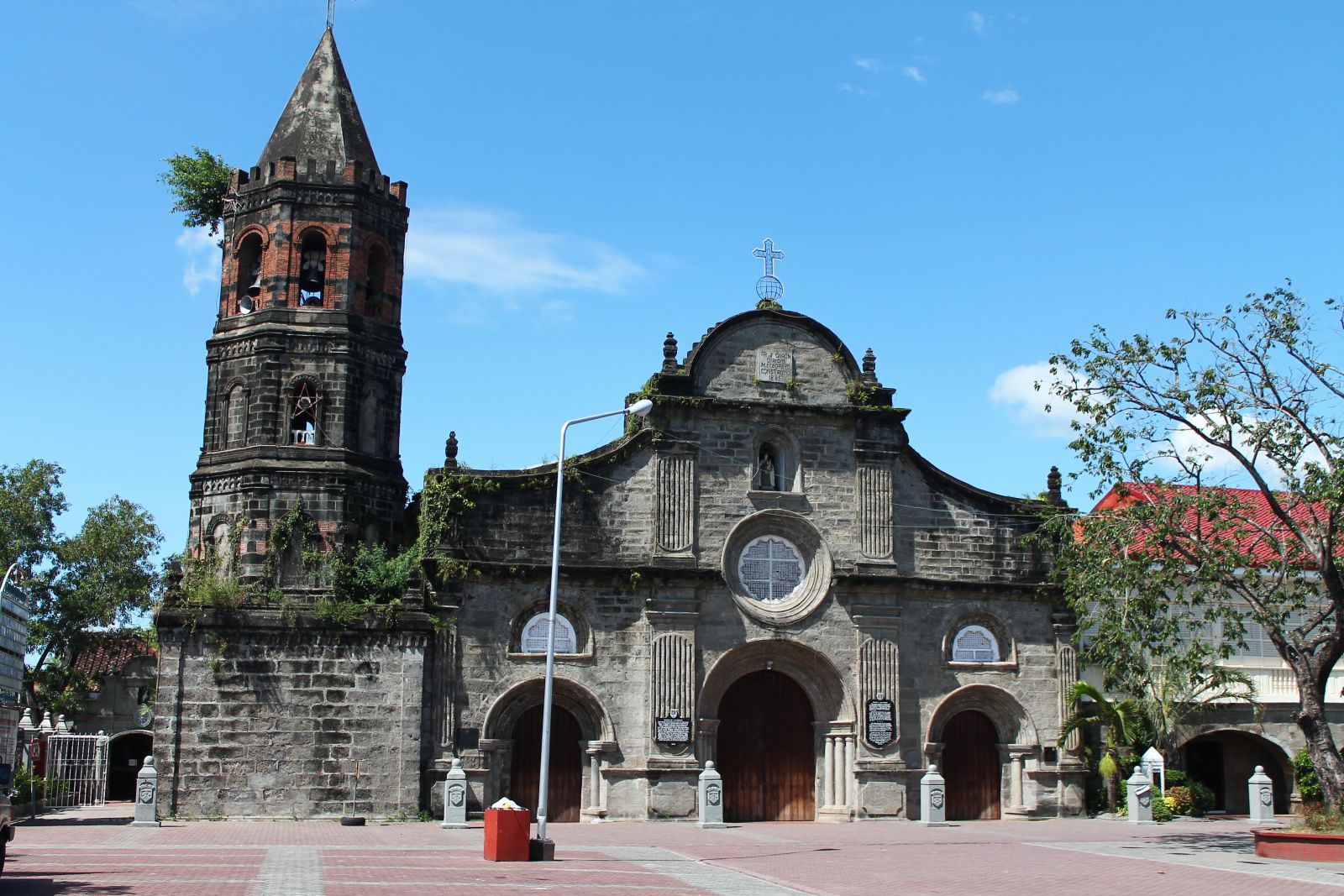 โบสถ์บาราเซาวิน คริสต์ศตวรรษที่ 19  เมืองมาโลลอส จังหวัดบูลากัน