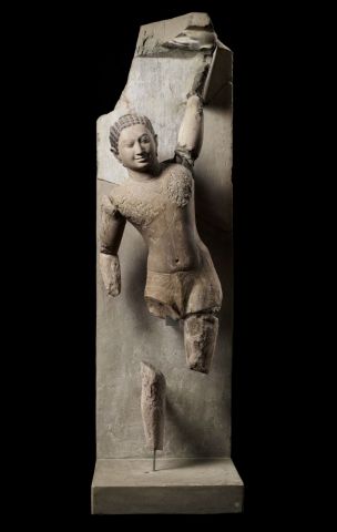 พระกฤษณะยกเขาโควรรธนะ ศิลปะแบบพนมดา คริสต์ศตวรรษที่ 6-7 หินทราย พิพิธภัณฑ์สถานแห่งชาติ กรุงพนมเปญ