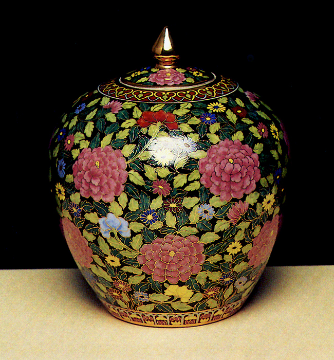 โถทรงกระพุ่มลายดอกไม้ FLORAL PAINTED JAR